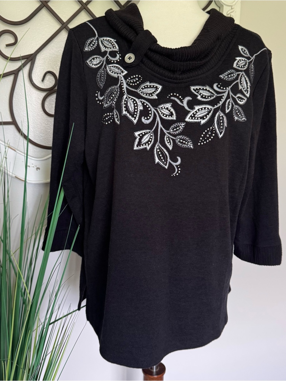 ALFRED DUNNER Size Large Black Embroidered Cowl Neck Sweater